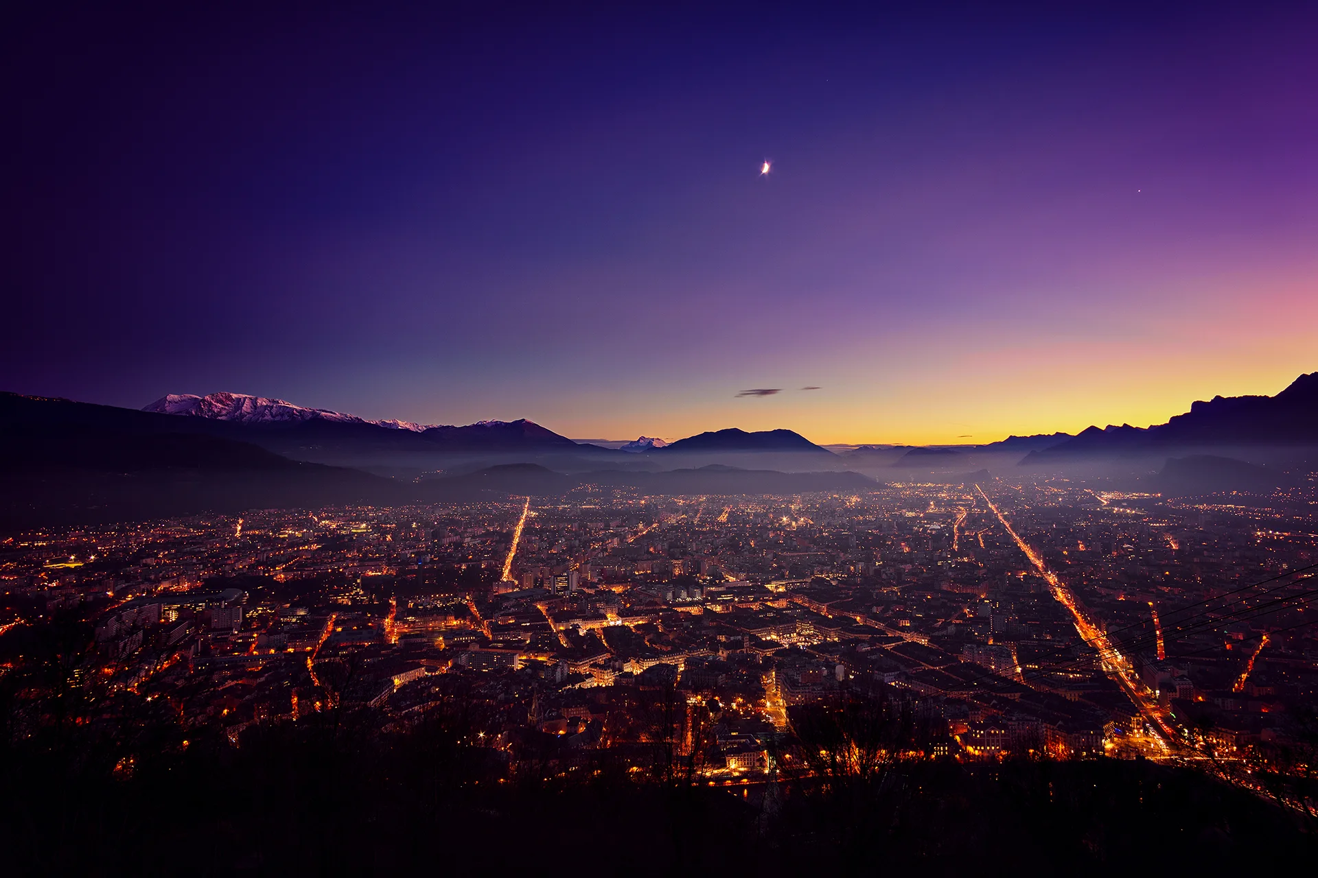 Vue de Grenoble de nuit depuis les hauteurs du Vercors depuis les hauteurs de la Bastille