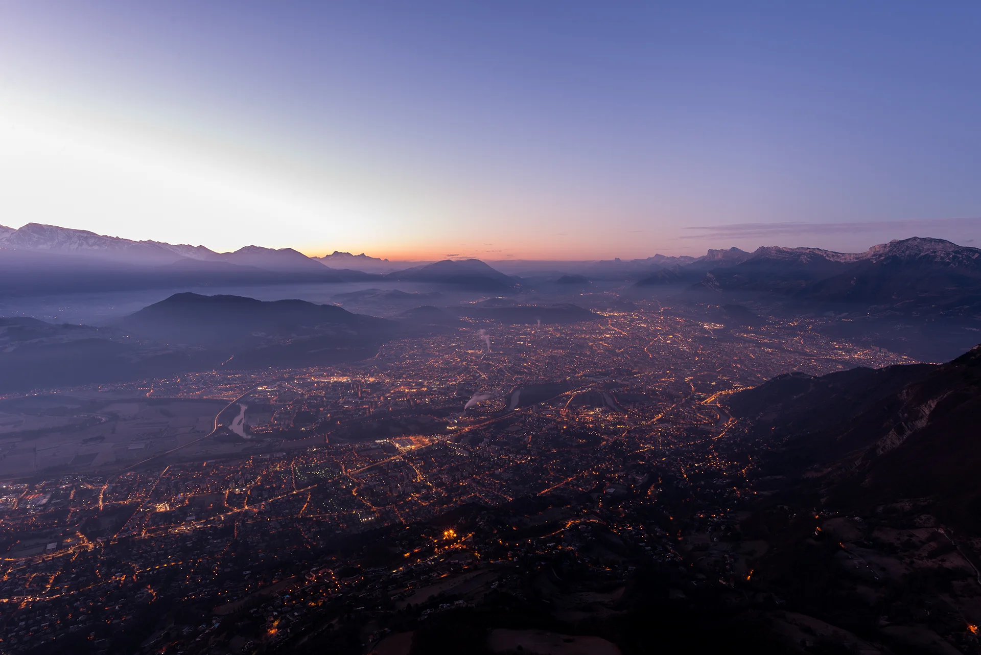 Vue de Grenoble de nuit depuis les hauteurs