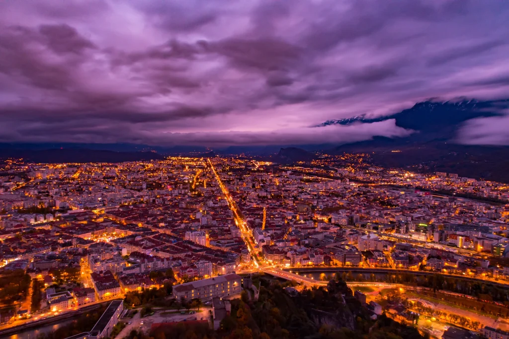 Vue de Grenoble de nuit depuis la Bastille