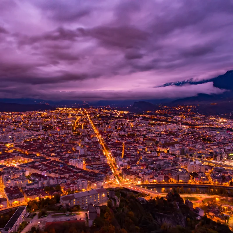 Vue de Grenoble de nuit depuis la Bastille