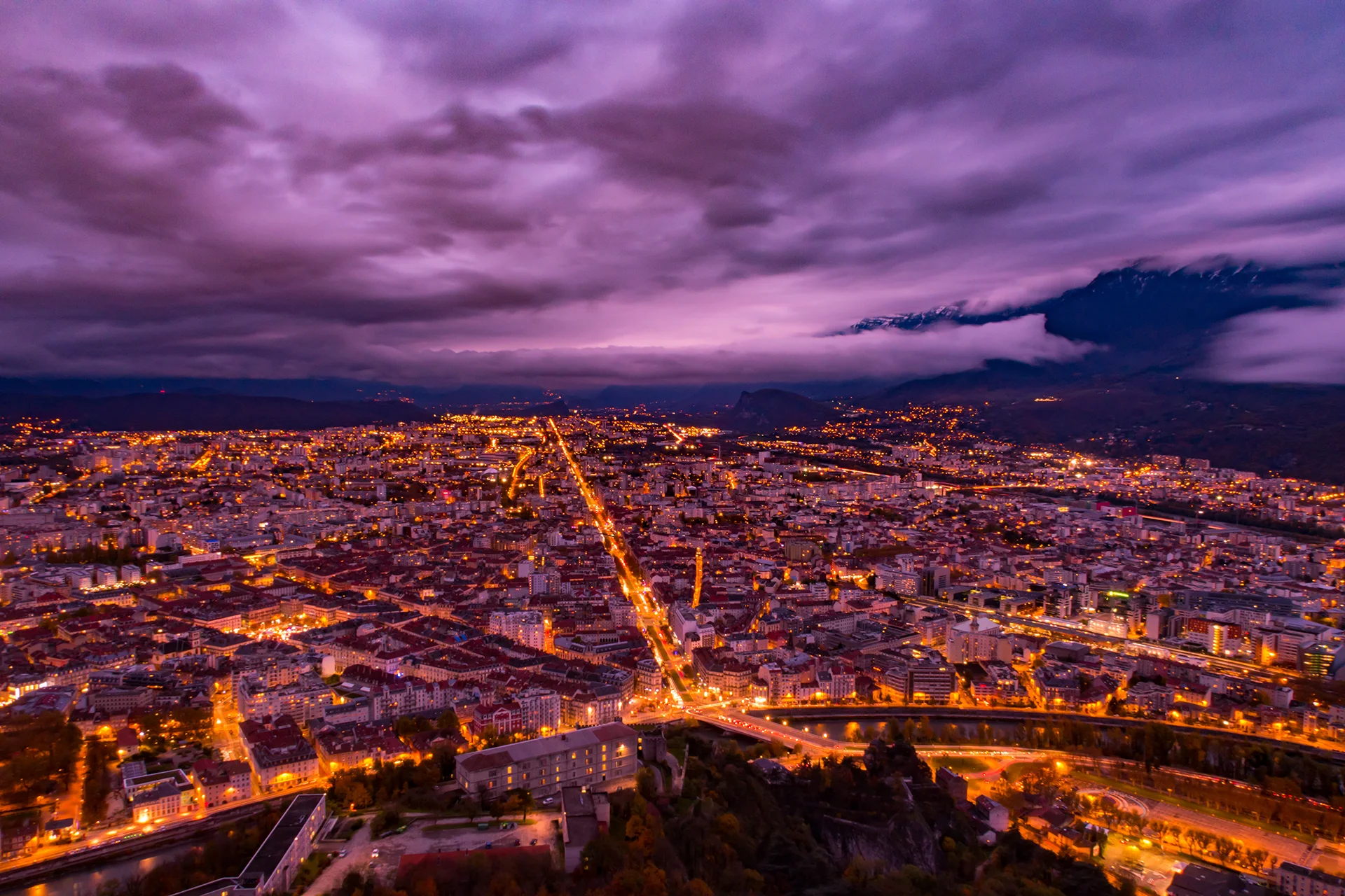 Vue de Grenoble de nuit depuis la Bastille
